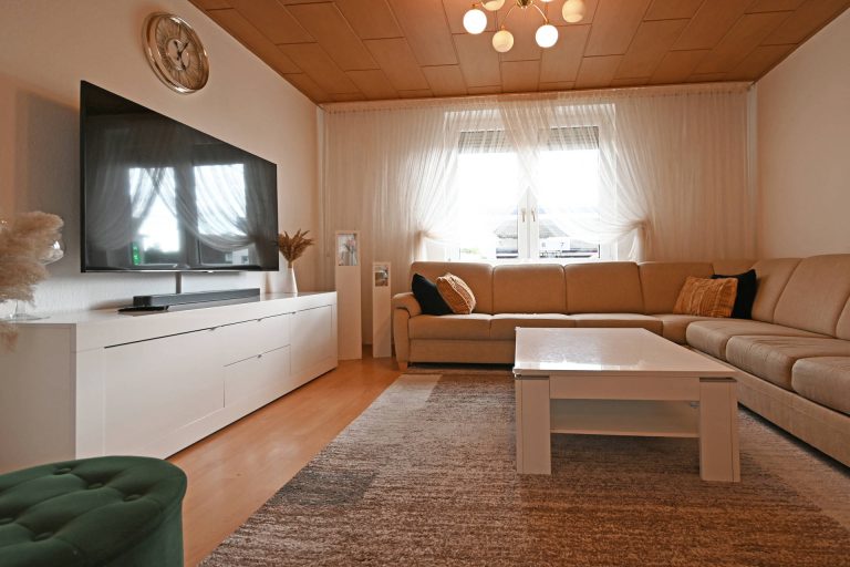 Immobilienangebot - Uetersen - Alle - Im Herzen von Uetersen: Großzügiges Einfamilienhaus mit vielseitig angelegtem Garten und PKW-Carport