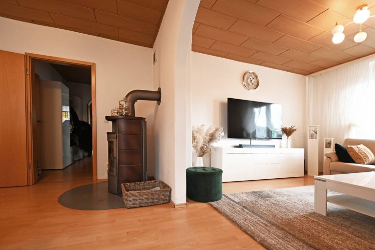 Immobilienangebot - Uetersen - Alle - Im Herzen von Uetersen: Großzügiges Einfamilienhaus mit vielseitig angelegtem Garten und PKW-Carport