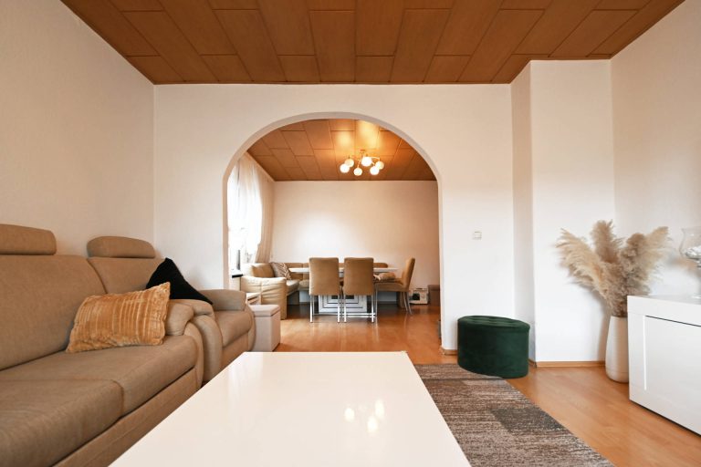 Immobilienangebot - Uetersen - Alle - Im Herzen von Uetersen: Großzügiges Einfamilienhaus mit vielseitig angelegtem Garten und PKW-Carport