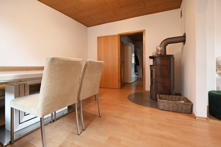 Immobilienangebot - Uetersen - Alle - Im Herzen von Uetersen: Großzügiges Einfamilienhaus mit vielseitig angelegtem Garten und PKW-Carport