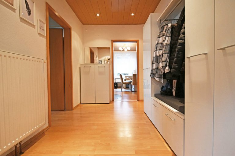 Immobilienangebot - Uetersen - Alle - Im Herzen von Uetersen: Großzügiges Einfamilienhaus mit vielseitig angelegtem Garten und PKW-Carport