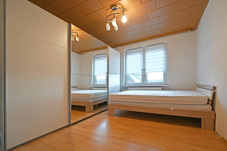 Immobilienangebot - Uetersen - Alle - Im Herzen von Uetersen: Großzügiges Einfamilienhaus mit vielseitig angelegtem Garten und PKW-Carport