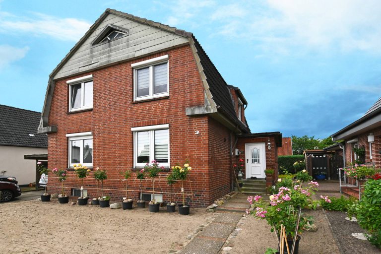 Immobilienangebot - Uetersen - Alle - Im Herzen von Uetersen: Großzügiges Einfamilienhaus mit vielseitig angelegtem Garten und PKW-Carport