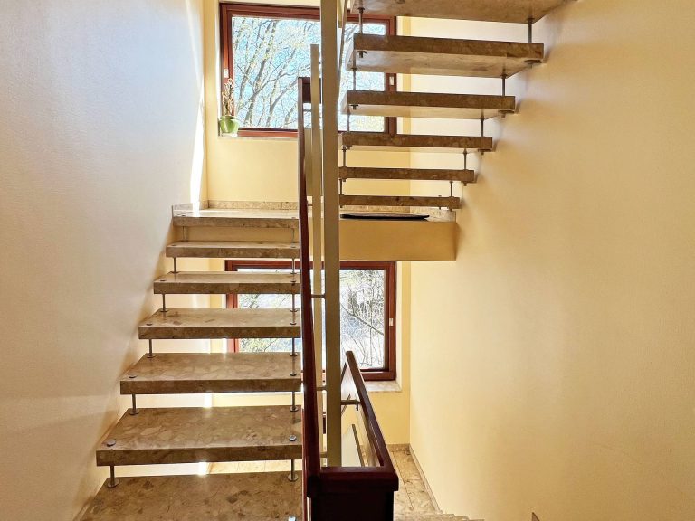 Immobilienangebot - Hamburg - Alle - Platzhirsch in Niendorf | Schöne Etagenwohnung mit Südwest-Balkon und Stellplatz vor der Haustür