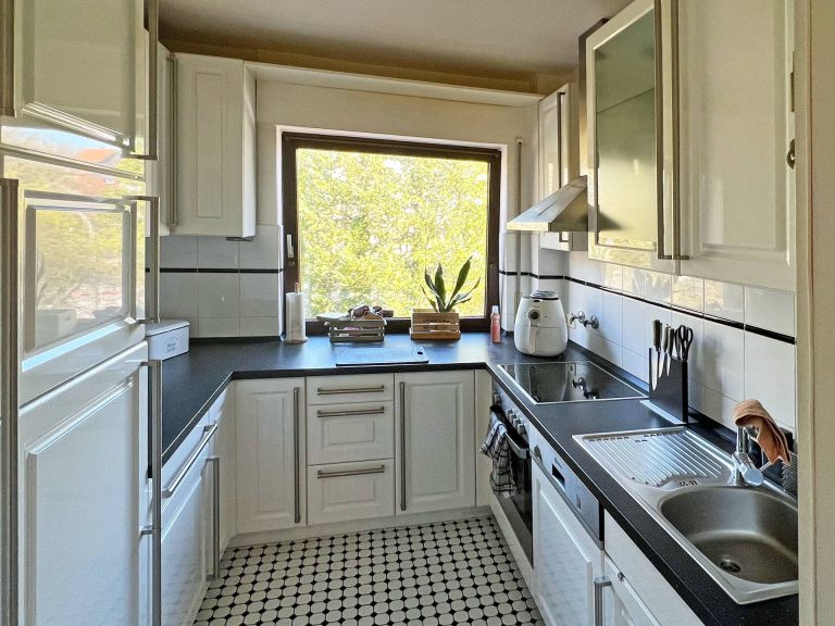 Immobilienangebot - Hamburg - Alle - Platzhirsch in Niendorf | Schöne Etagenwohnung mit Südwest-Balkon und Stellplatz vor der Haustür