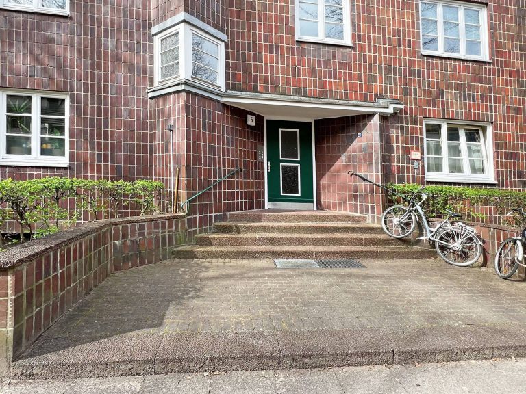 Immobilienangebot - Hamburg - Alle - Nähe Stadtpark: schöne, renovierungsbedürftige Endetagen-Wohnung in ruhiger Nebenstraße