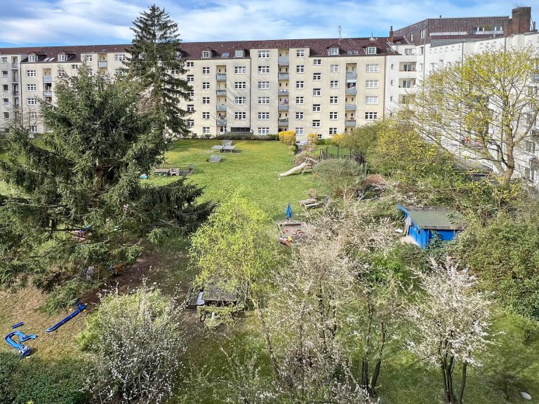 Immobilienangebot - Hamburg - Alle - Nähe Stadtpark: schöne, renovierungsbedürftige Endetagen-Wohnung in ruhiger Nebenstraße
