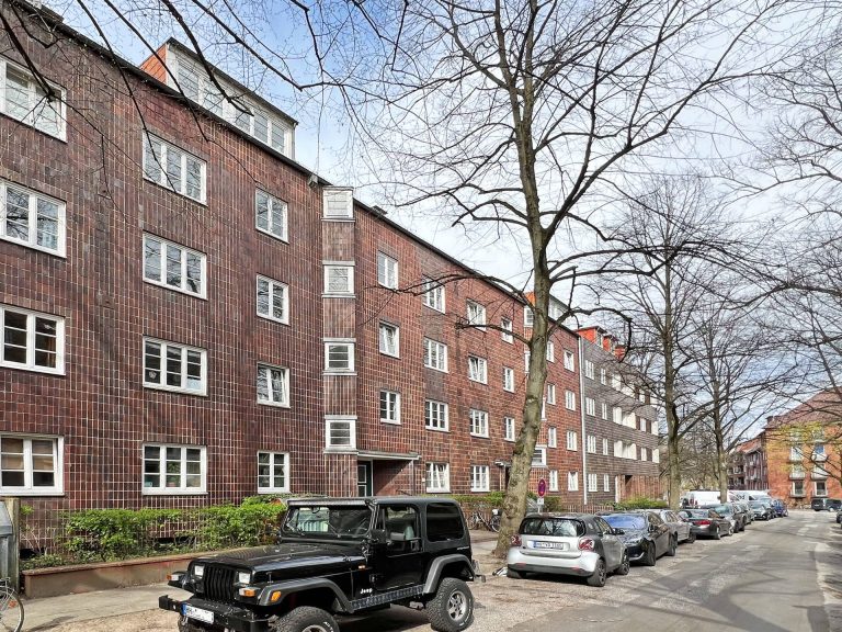 Immobilienangebot - Hamburg - Alle - Nähe Stadtpark: schöne, renovierungsbedürftige Endetagen-Wohnung in ruhiger Nebenstraße