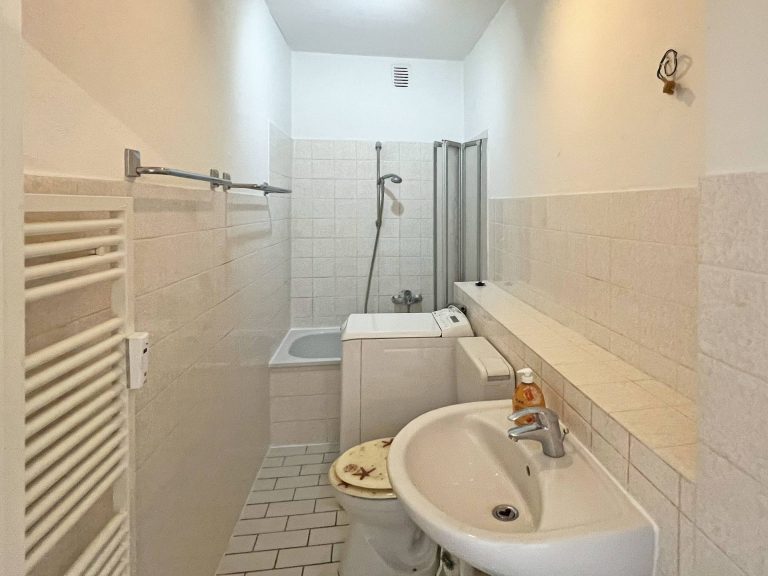 Immobilienangebot - Hamburg - Alle - Nähe Stadtpark: schöne, renovierungsbedürftige Endetagen-Wohnung in ruhiger Nebenstraße