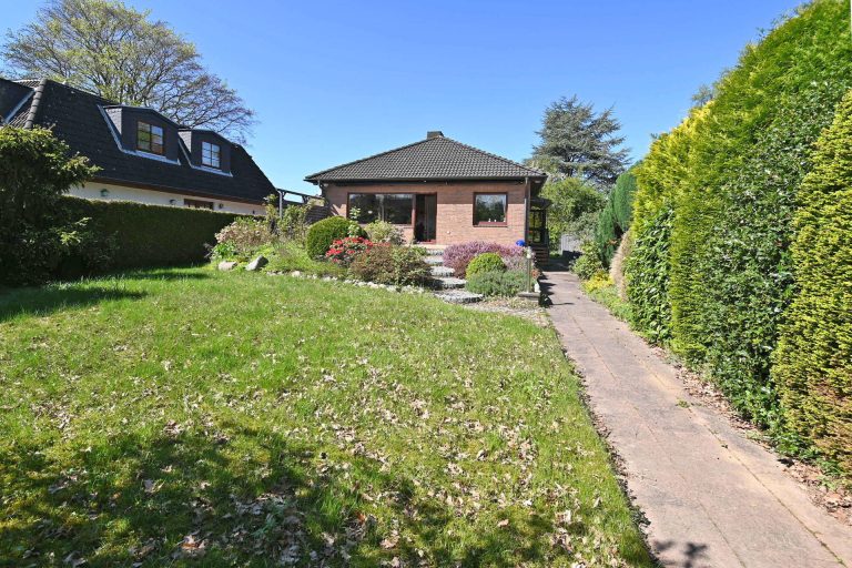 Immobilienangebot - Hamburg - Alle - Charmantes Einfamilienhaus auf schönem Südgrundstück in HH-Bramfeld. Modernisierungsbedürftig!