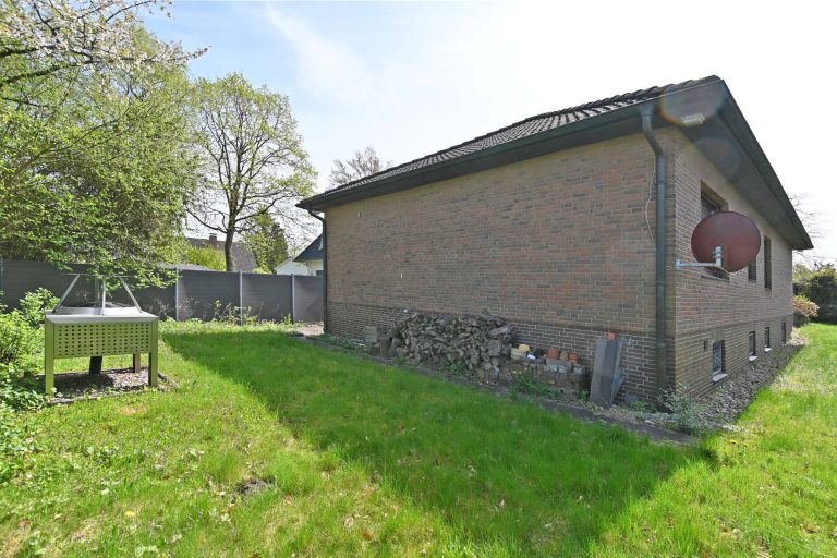 Immobilienangebot - Hamburg - Alle - Charmantes Einfamilienhaus auf schönem Südgrundstück in HH-Bramfeld. Modernisierungsbedürftig!