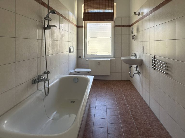 Immobilienangebot - Berlin Friedrichshain - Alle - Mitten im lebendigen Friedrichshainer Kiez! Helle Altbauwohnung im 4. OG mit Südbalkon