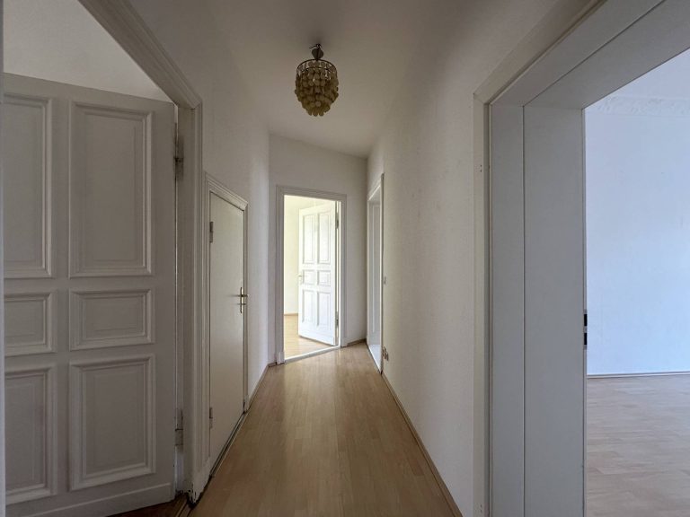Immobilienangebot - Berlin Friedrichshain - Alle - Mitten im lebendigen Friedrichshainer Kiez! Helle Altbauwohnung im 4. OG mit Südbalkon