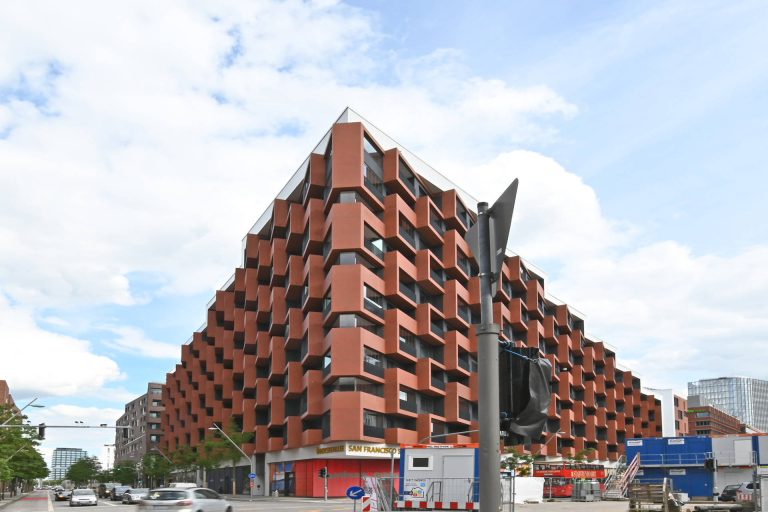Immobilienangebot - Hamburg - Alle - Moderne 2-Zimmer-Wohnung mit 2 Balkonen im Herzen der Hafencity Hamburg – Erstbezug im 11 Decks!