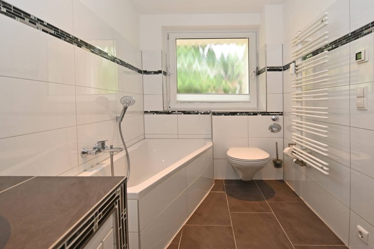 Immobilienangebot - Großhansdorf - Alle - Großzügige und ruhige 3 Zimmer Wohnung im Herzen von Schmalenbeck mit 2 Balkonen und 2 Stellplätzen!