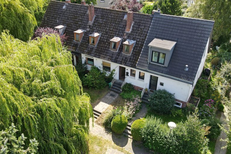 Immobilienangebot - Hamburg / Iserbrook - Alle - Iserbrook: Modernisierungsbedürftiges Reihenmittelhaus in sehr schöner Mikrolage