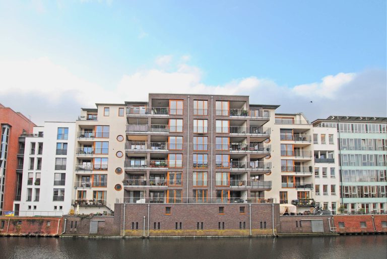 Immobilienangebot - Hamburg / Barmbek-Süd - Alle - Wohnen am Wasser! Mit 2 Balkonen, Weitblick und einem Bootsanleger am Osterbekkanal