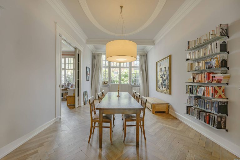 Immobilienangebot - Hamburg - Alle - Stilvolle, grosszügige Altbau ETW im Hofweg Palais mit sonnigem Garten, nahe der Alster