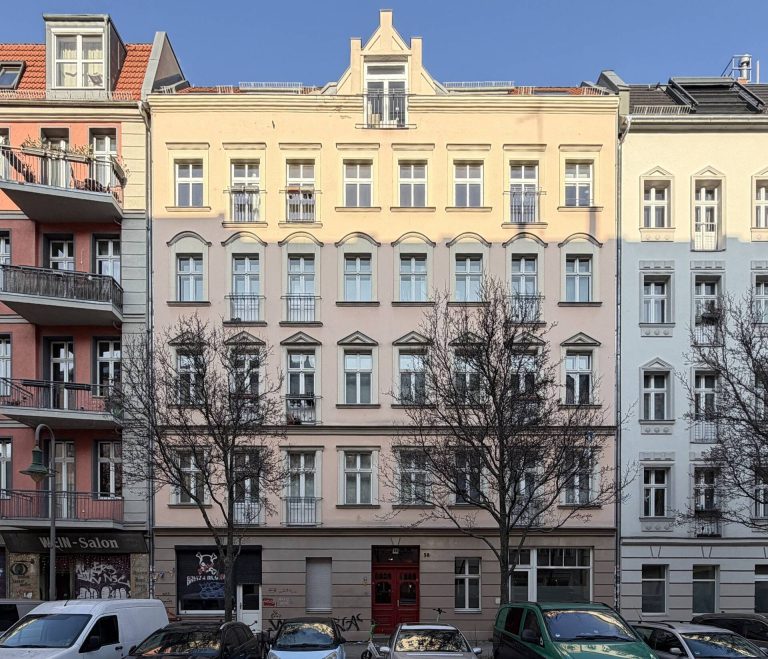 Immobilienangebot - Berlin Friedrichshain - Alle - Mitten im lebendigen Friedrichshainer Kiez! Helle Altbauwohnung im 4. OG mit Südausrichtung