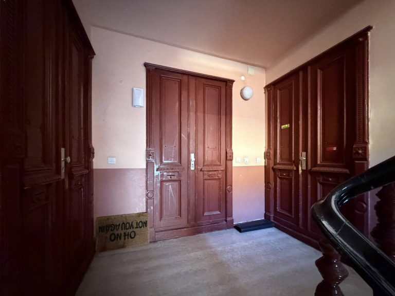 Immobilienangebot - Berlin Friedrichshain - Alle - Mitten im lebendigen Friedrichshainer Kiez! Helle Altbauwohnung im 4. OG mit Südausrichtung