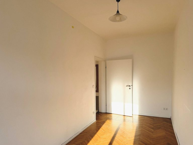 Immobilienangebot - Berlin Friedrichshain - Alle - Mitten im lebendigen Friedrichshainer Kiez! Helle Altbauwohnung im 4. OG mit Südausrichtung