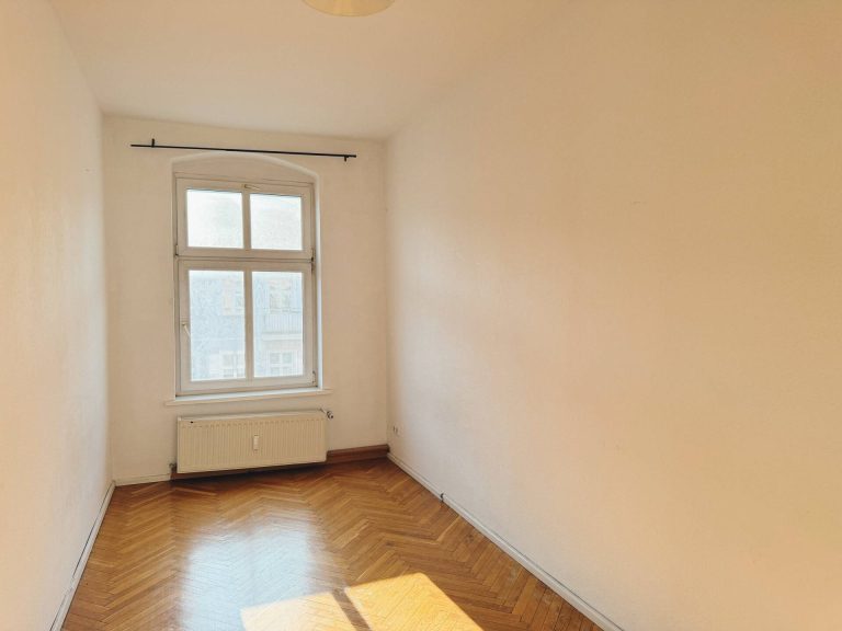 Immobilienangebot - Berlin Friedrichshain - Alle - Mitten im lebendigen Friedrichshainer Kiez! Helle Altbauwohnung im 4. OG mit Südausrichtung