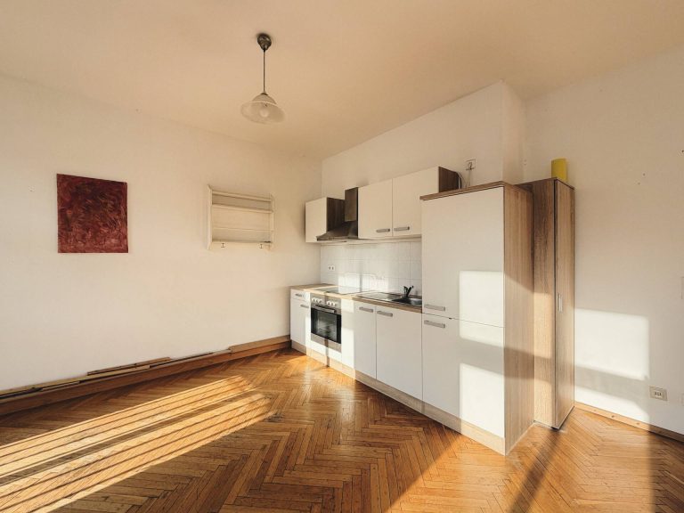 Immobilienangebot - Berlin Friedrichshain - Alle - Mitten im lebendigen Friedrichshainer Kiez! Helle Altbauwohnung im 4. OG mit Südausrichtung
