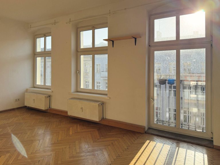 Immobilienangebot - Berlin Friedrichshain - Alle - Mitten im lebendigen Friedrichshainer Kiez! Helle Altbauwohnung im 4. OG mit Südausrichtung