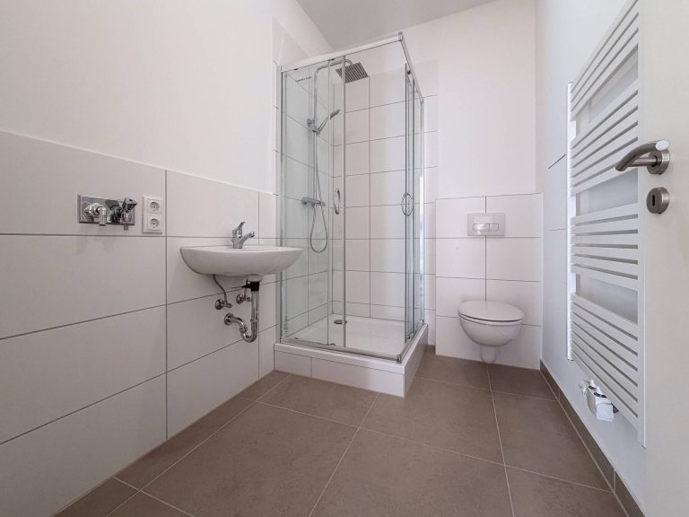 Immobilienangebot - Berlin Friedrichshain - Alle - Mitten im lebendigen Friedrichshainer Kiez! Helle Altbauwohnung im 4. OG mit Südausrichtung