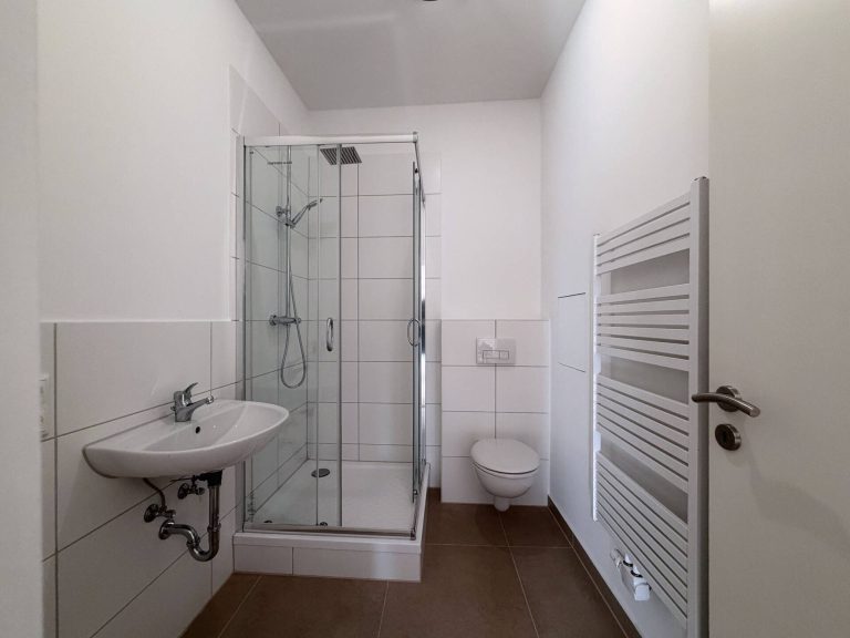 Immobilienangebot - Berlin Friedrichshain - Alle - Mitten im lebendigen Friedrichshainer Kiez! Helle Altbauwohnung im 4. OG mit Südausrichtung