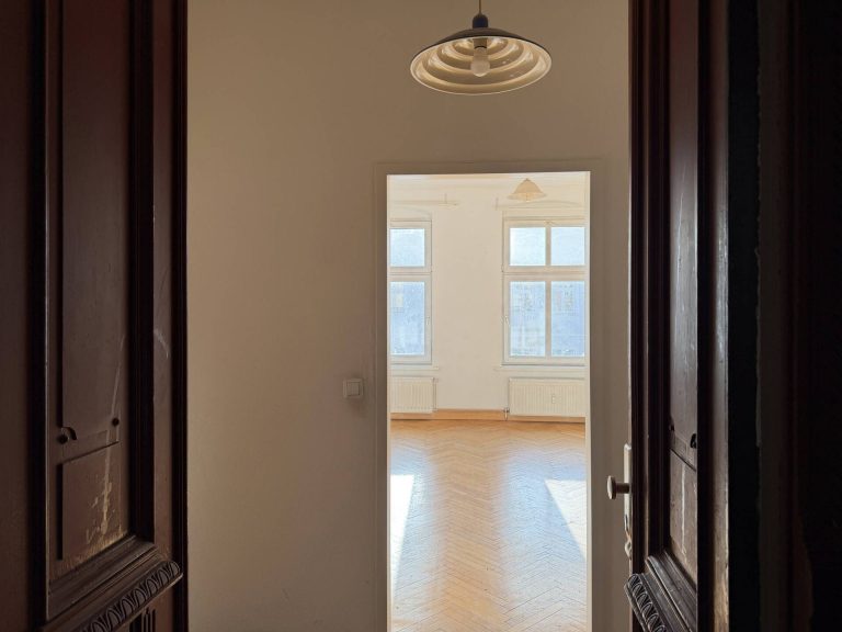 Immobilienangebot - Berlin Friedrichshain - Alle - Mitten im lebendigen Friedrichshainer Kiez! Helle Altbauwohnung im 4. OG mit Südausrichtung