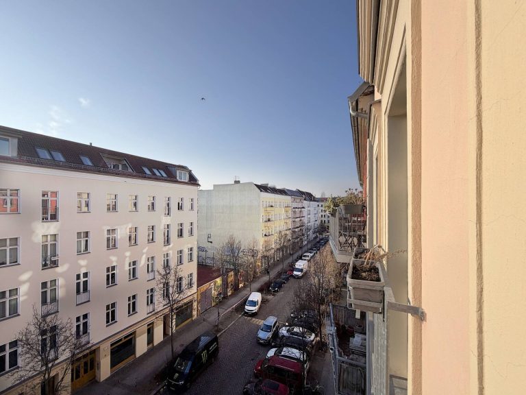 Immobilienangebot - Berlin Friedrichshain - Alle - Mitten im lebendigen Friedrichshainer Kiez! Helle Altbauwohnung im 4. OG mit Südausrichtung