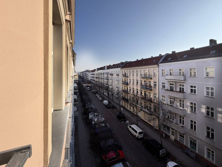 Immobilienangebot - Berlin Friedrichshain - Alle - Mitten im lebendigen Friedrichshainer Kiez! Helle Altbauwohnung im 4. OG mit Südausrichtung