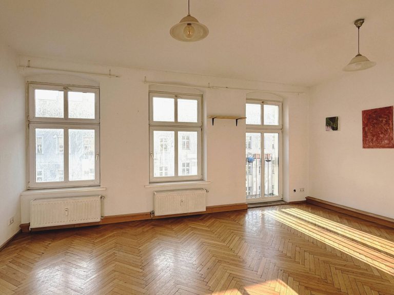 Immobilienangebot - Berlin Friedrichshain - Alle - Mitten im lebendigen Friedrichshainer Kiez! Helle Altbauwohnung im 4. OG mit Südausrichtung