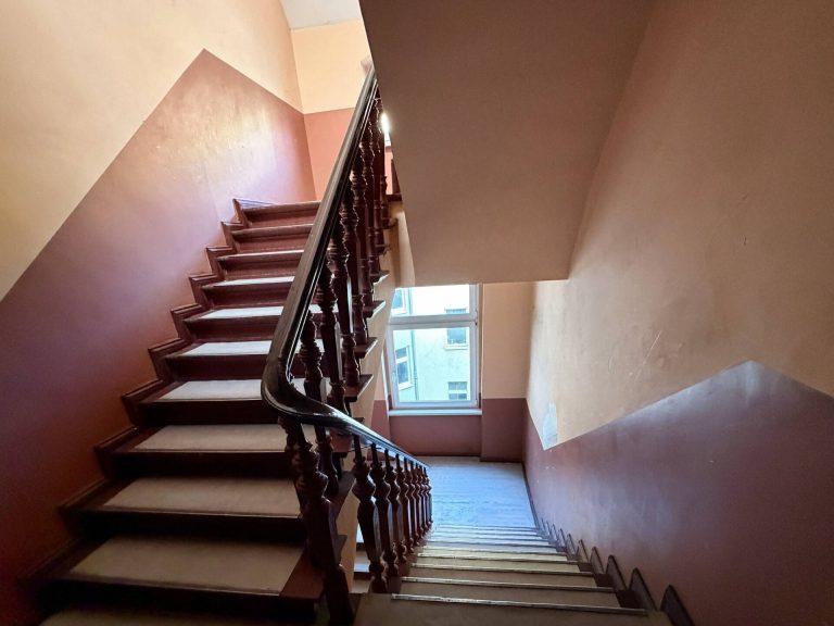 Immobilienangebot - Berlin Friedrichshain - Alle - Mitten im lebendigen Friedrichshainer Kiez! Helle Altbauwohnung im 4. OG mit Südausrichtung