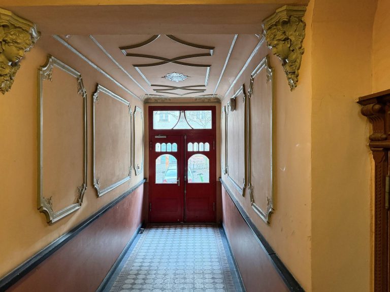 Immobilienangebot - Berlin Friedrichshain - Alle - Mitten im lebendigen Friedrichshainer Kiez! Helle Altbauwohnung im 4. OG mit Südausrichtung