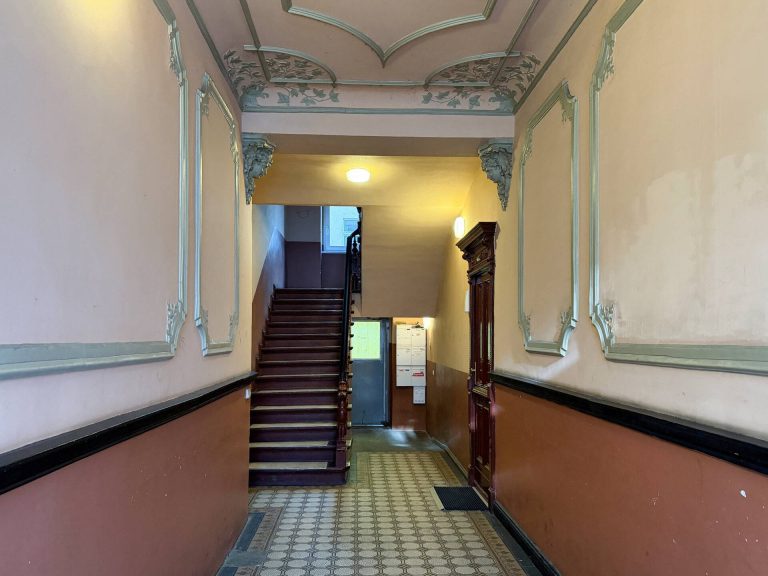 Immobilienangebot - Berlin Friedrichshain - Alle - Mitten im lebendigen Friedrichshainer Kiez! Helle Altbauwohnung im 4. OG mit Südausrichtung
