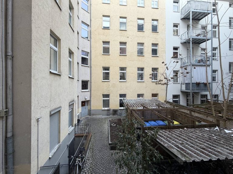 Immobilienangebot - Berlin Friedrichshain - Alle - Mitten im lebendigen Friedrichshainer Kiez! Helle Altbauwohnung im 4. OG mit Südausrichtung