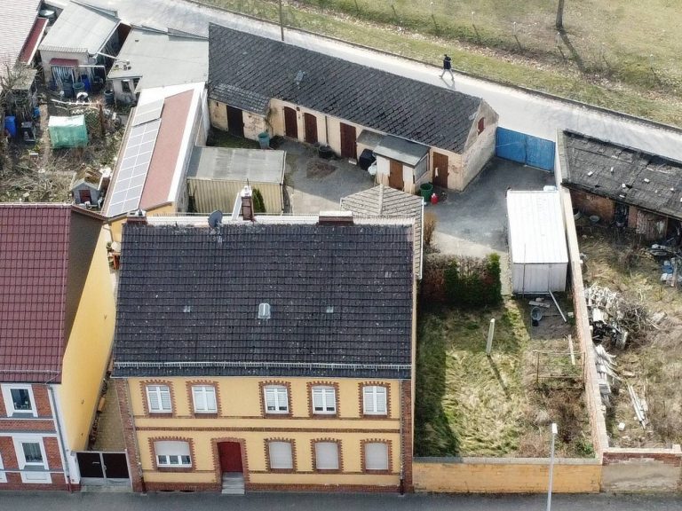Immobilienangebot - Luckenwalde - Alle - Kleines Mehrfamilienhaus mit 3 Einheiten, nahe dem Bahnhof und mit Ausbaupotential, 5,1 % Rendite