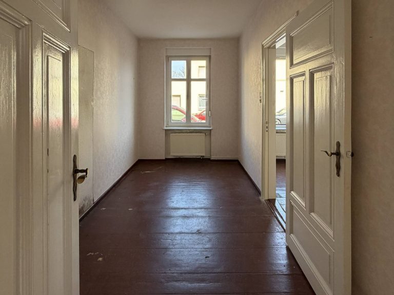 Immobilienangebot - Luckenwalde - Alle - Kleines Mehrfamilienhaus mit 3 Einheiten, nahe dem Bahnhof und mit Ausbaupotential, 5,1 % Rendite