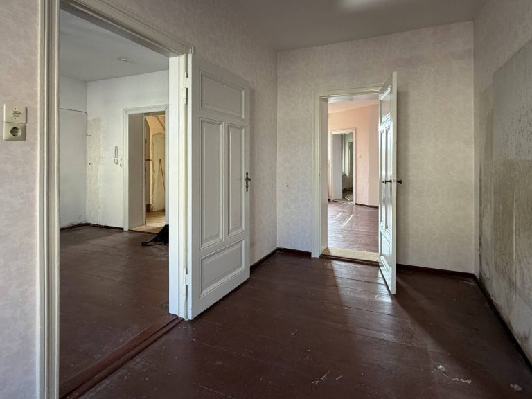 Immobilienangebot - Luckenwalde - Alle - Kleines Mehrfamilienhaus mit 3 Einheiten, nahe dem Bahnhof und mit Ausbaupotential, 5,1 % Rendite