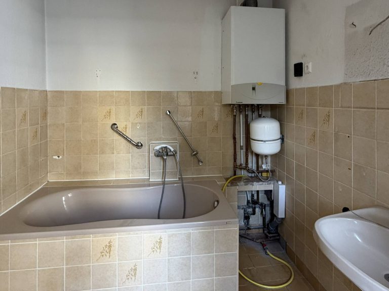 Immobilienangebot - Luckenwalde - Alle - Kleines Mehrfamilienhaus mit 3 Einheiten, nahe dem Bahnhof und mit Ausbaupotential, 5,1 % Rendite