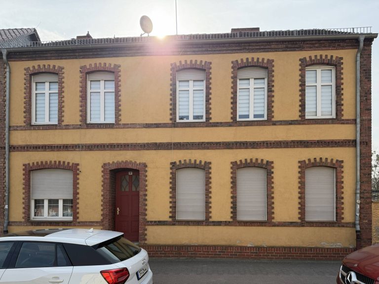 Immobilienangebot - Luckenwalde - Alle - Kleines Mehrfamilienhaus mit 3 Einheiten, nahe dem Bahnhof und mit Ausbaupotential, 5,1 % Rendite