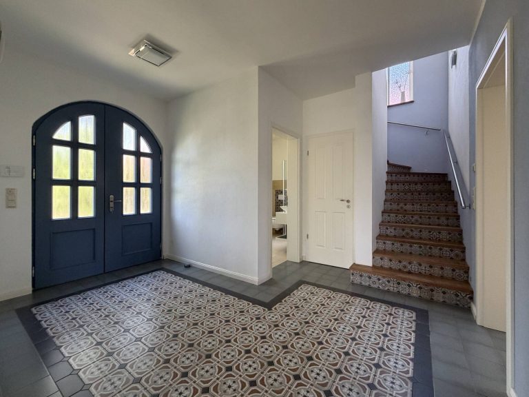 Immobilienangebot - Falkensee / Finkenkrug - Alle - Repräsentatives Haus für die große Familie, weitläufiges Grundstück in ruhiger Lage Finkenkrug