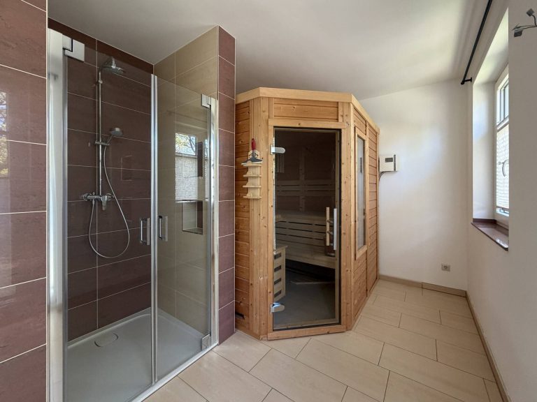 Immobilienangebot - Falkensee / Finkenkrug - Alle - Repräsentatives Haus für die große Familie, weitläufiges Grundstück in ruhiger Lage Finkenkrug