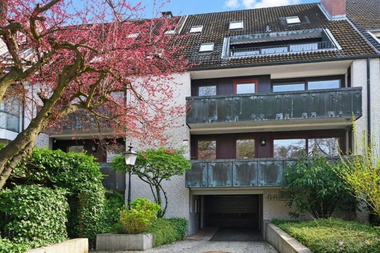 Immobilienangebot - Hamburg / Alsterdorf - Alle - Helle, sonnige Eigentumswohnung - Ruhiges, grünes Wohnen direkt am Alsterlauf mit Kamin und TG