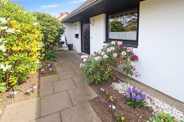 Immobilienangebot - Henstedt-Ulzburg - Alle - Henstedt-Rhen: Familienfreundliche Doppelhaushälfte mit Garage, Carport und schönem Garten