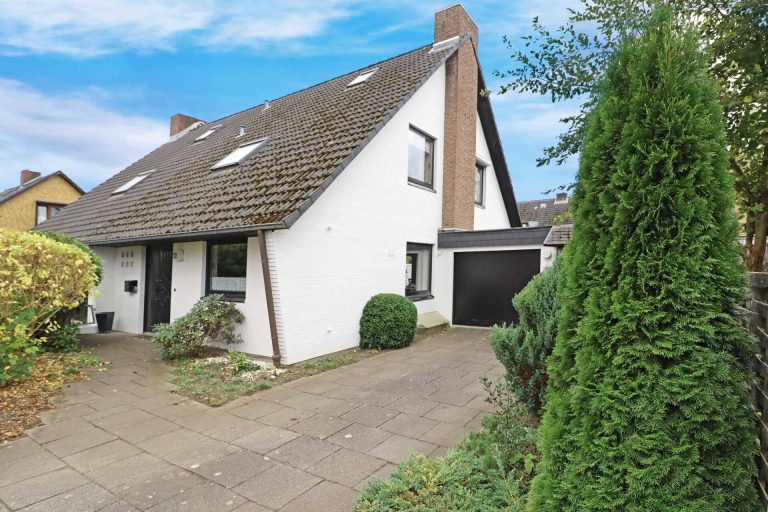 Immobilienangebot - Henstedt-Ulzburg - Alle - Henstedt-Rhen: Familienfreundliche Doppelhaushälfte mit Garage, Carport und schönem Garten