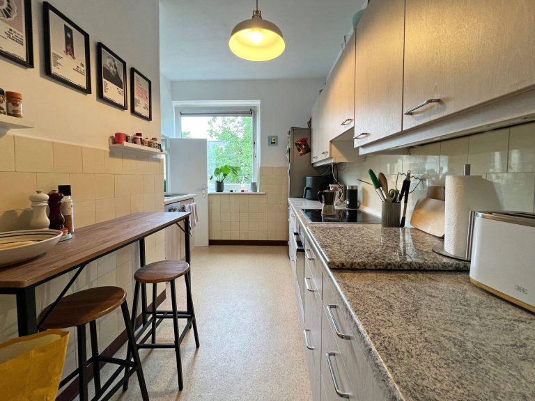 Immobilienangebot - Hamburg - Alle - Sehr gepflegte 2,5-Zimmer-Wohnung mit Balkon in direkter Nähe zum Mühlenkamp-Alsteranleger