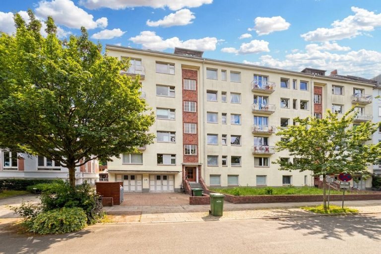 Immobilienangebot - Hamburg - Alle - Sehr gepflegte 2,5-Zimmer-Wohnung mit Balkon in direkter Nähe zum Mühlenkamp-Alsteranleger